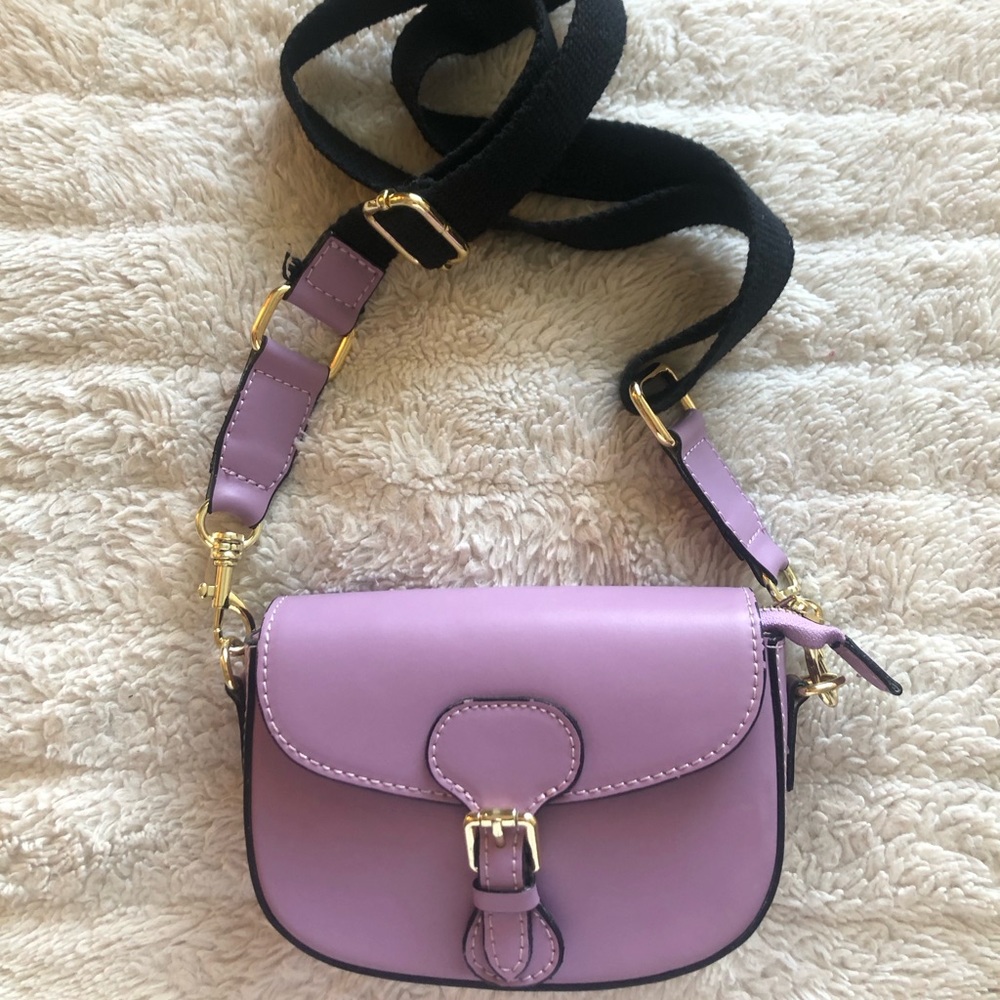 purple purse/bag with adjustable straps and pocket inside